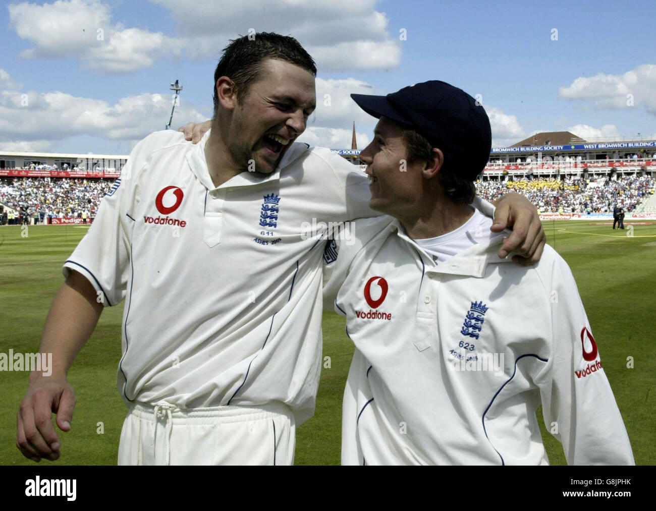 Il bowler inglese Steve Harmison (L) festeggia con il wicketkeeper Geraint Jones dopo aver vinto la seconda partita di test npower. Foto Stock