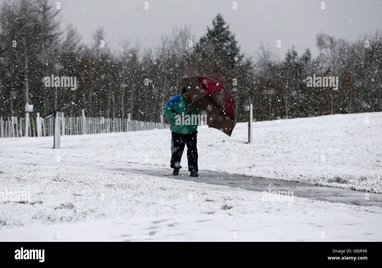 Un uomo cammina attraverso la neve vicino all'Angelo del Nord a Gateshead, Tyne e Wear, come il Regno Unito braced per una nuova ondata di maltempo dopo che i previsori hanno emesso avvertimenti di neve pesante in alcune parti dell'Inghilterra e della Scozia. Foto Stock