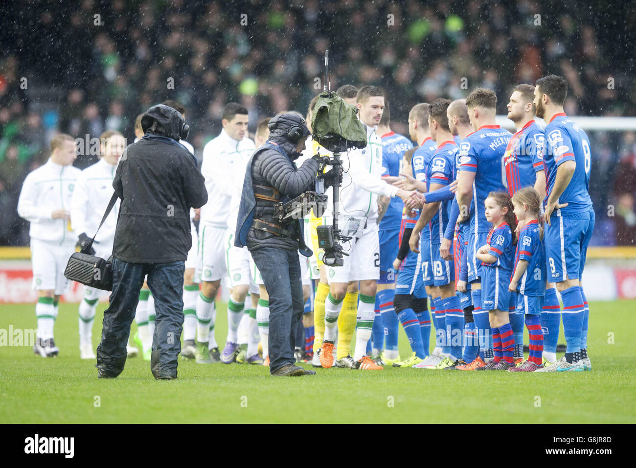 I giocatori di Thisle Celtico e Inverness Caledonian scuotono le mani davanti alla Ladbrokes Scottish Premiership allo stadio Caledonian di Inverness. PREMERE ASSOCIAZIONE foto. Data immagine: Domenica 29 novembre 2015. Vedi PA storia CALCIO Inverness. Il credito fotografico dovrebbe essere: Jeff Holmes/PA Wire. Foto Stock