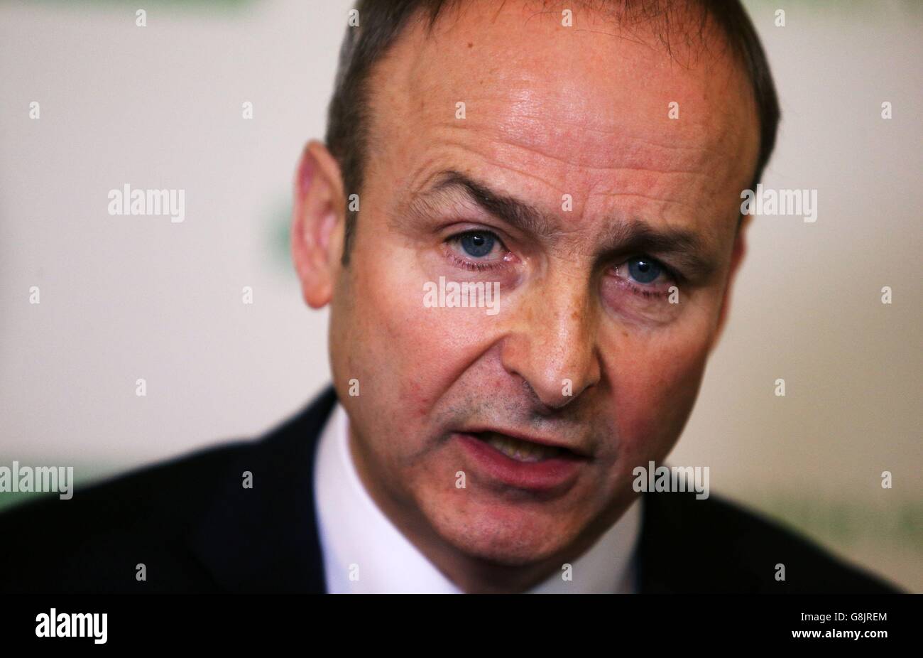 Il leader della Fianna Fail, Micheal Martin, parla ai media durante l'annuale ard fheis della festa a Citywest a Dublino. Foto Stock