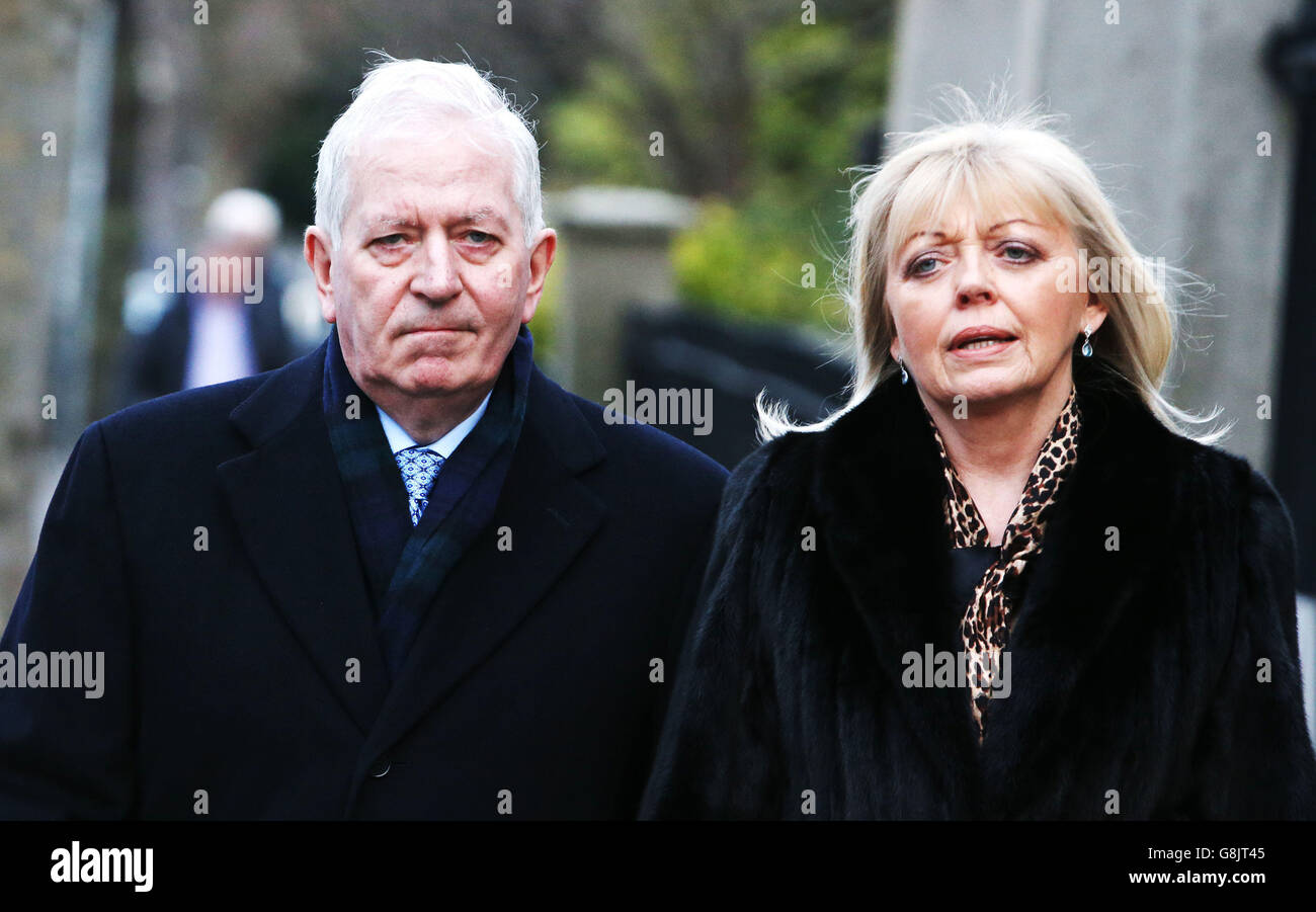 L'ex ministro delle Finanze Charlie McCreevy e sua moglie Noeleen arrivano per i funerali dell'ex medico spin e stratega politico PJ Mara presso la chiesa di St. Mary, Haddington Road, Dublino. Foto Stock