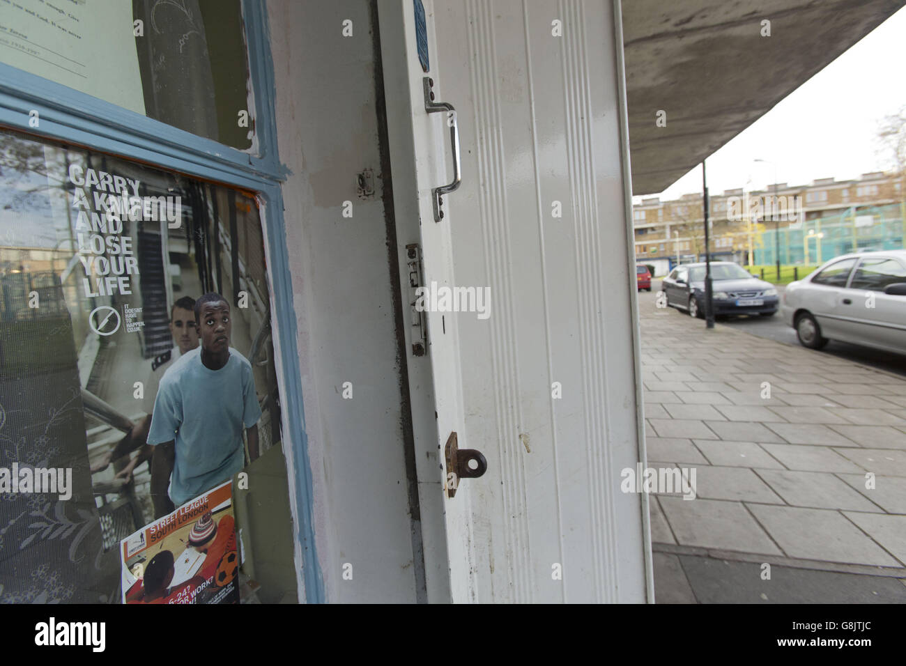 Cartelli e avvisi nella finestra del progetto Angell Delight Community nella tenuta di Angell Town a Brixton, a sud di Londra. Foto Stock