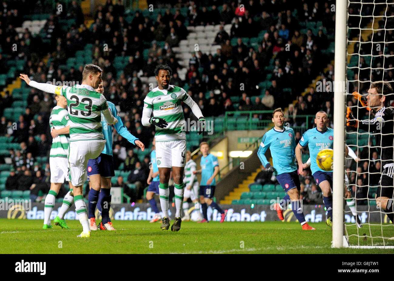 Mikael Lustig di Celtic segna il loro primo obiettivo durante la Ladbrokes Scottish Premiership al Celtic Park di Glasgow. Foto Stock