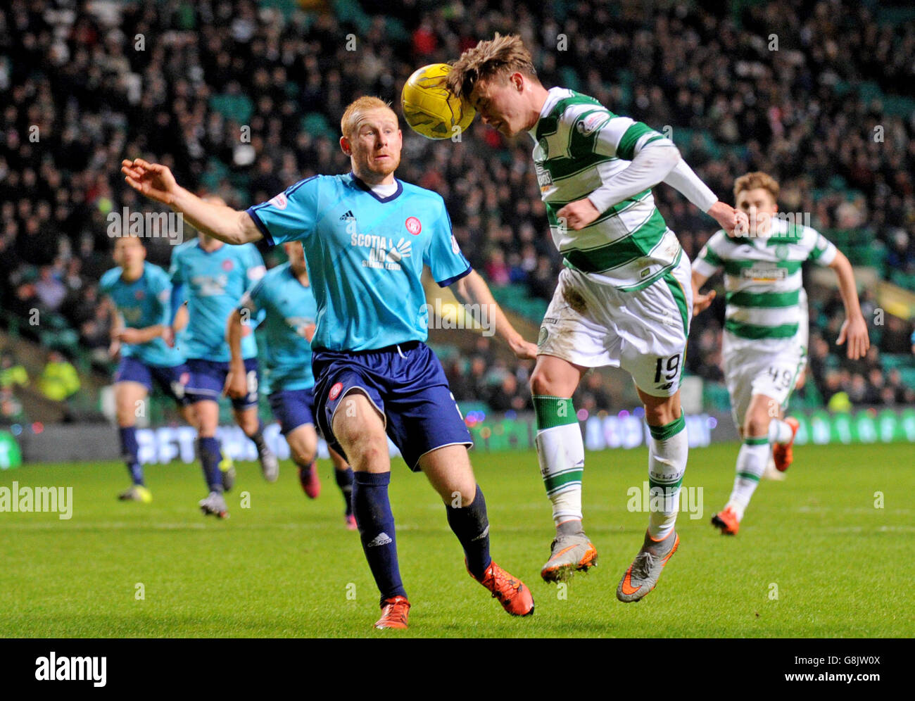 Scott Allan di Celtic e Ziggy Gordon di Hamilton Academical combattono per la palla durante la Ladbrokes Scottish Premiership al Celtic Park di Glasgow. Foto Stock