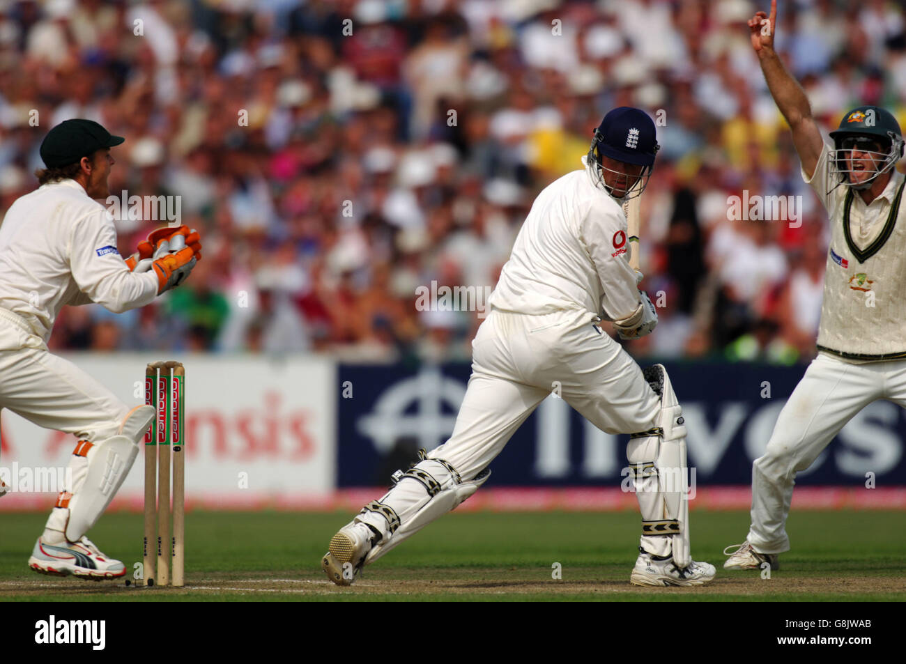 Cricket - The Ashes - Npower Third Test - Inghilterra / Australia - Old Trafford. Marcus Trescoshick dell'Inghilterra è catturato dietro da Adam Gilchrist dell'Australia fuori del bowling di Shane Warne Foto Stock