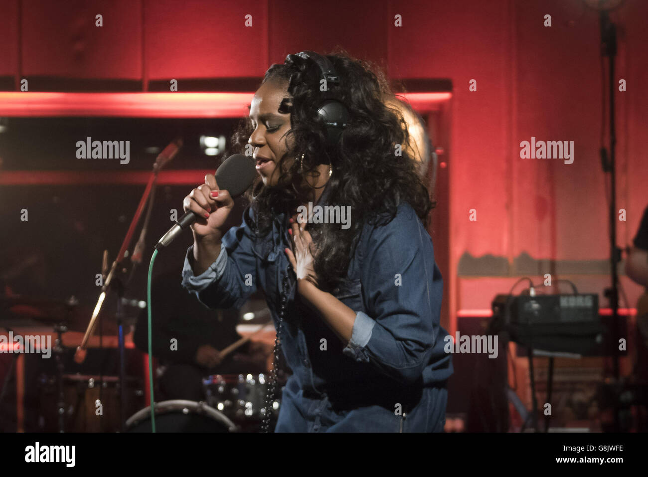 La NAO si esibisce in diretta sul palco durante il Future Festival di radio 1 alla Maida vale Studios di Londra, il 19 gennaio 2016. Foto Stock