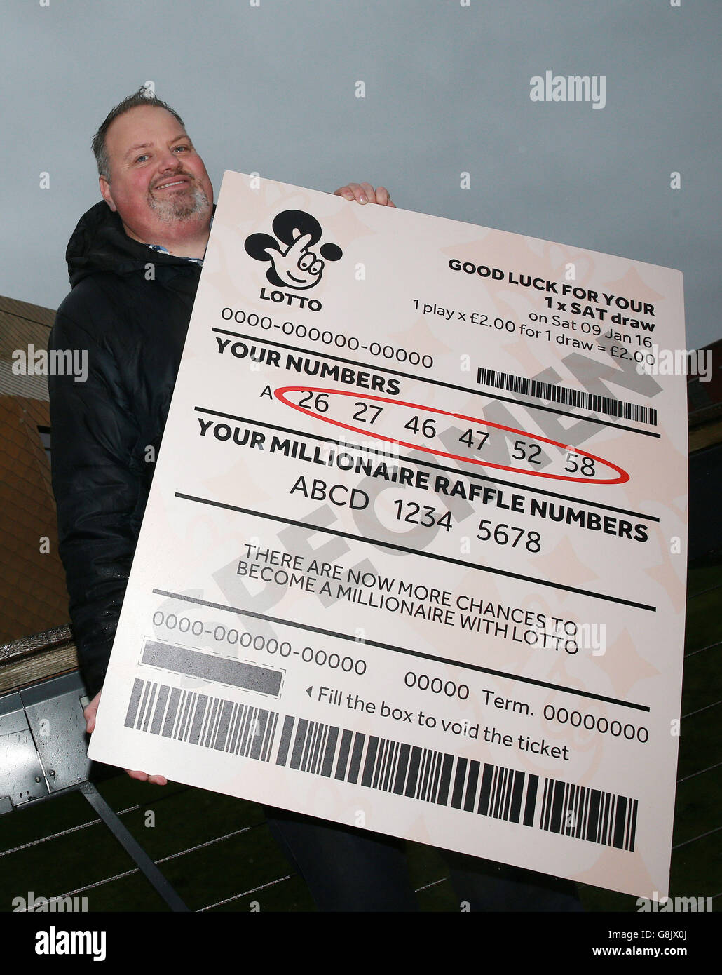 Andy carter, Senior Winners' Advisor presso la Lotteria Nazionale, al di fuori dell'alveare di Worcester dove sta conducendo la ricerca per trovare il giocatore dalla città che ha acquistato il biglietto che ha condiviso un jackpot di £66 milioni all'inizio di quest'anno. Foto Stock