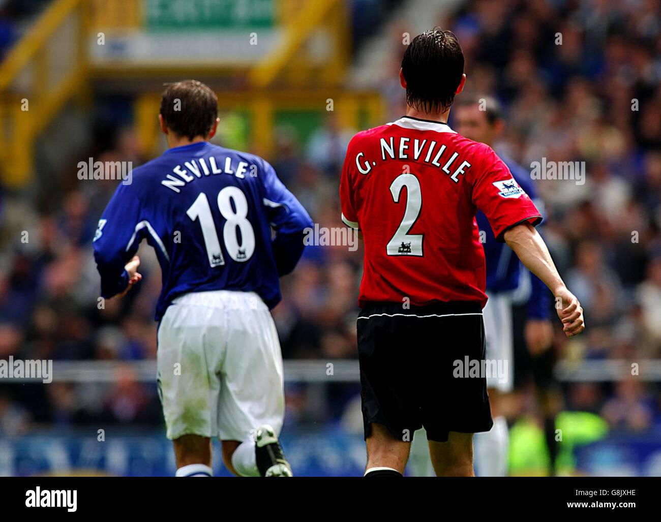 Calcio - fa Barclays Premiership - Everton contro Manchester United - Goodison Park. Gary Neville del Manchester United in azione contro suo fratello ed ex compagno di squadra Phil Neville Foto Stock