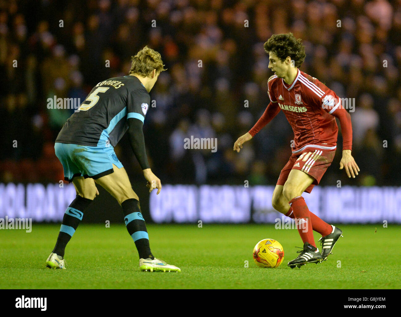 Glenn Loovens di Sheffield Wednesday (a sinistra) e Diego Fabbrini di Middlesbrough in azione durante la partita del campionato Sky Bet allo stadio Riverside di Middlesbrough. Foto Stock