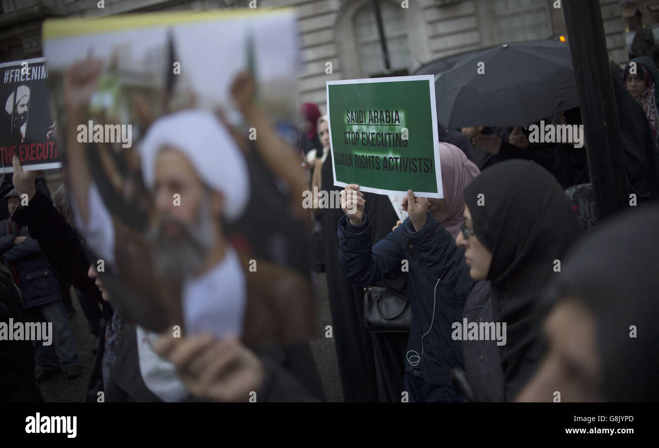 I manifestanti protestano fuori dall'ambasciata Saudita a Londra, dopo l'esecuzione di 47 prigionieri in un giorno da parte dell'Arabia Saudita, compreso un clero sciita. Foto Stock