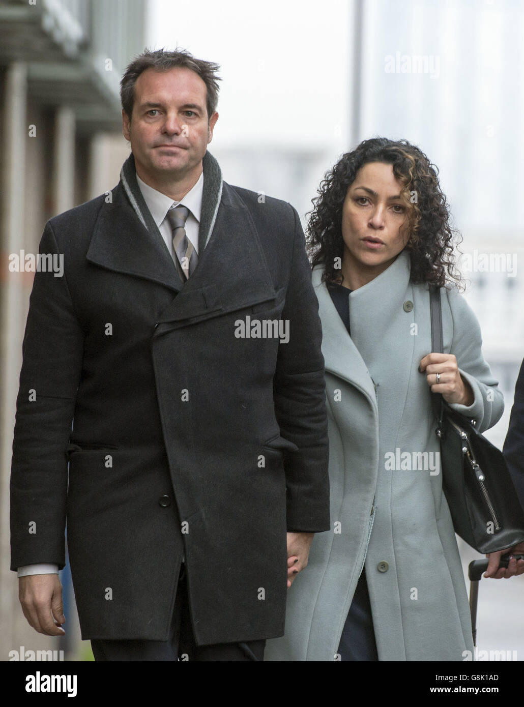 EVA Carneiro arriva al Croydon Employment Tribunal per una prima audizione preliminare con suo marito Jason De Carteret, in quanto sostiene un licenziamento costruttivo contro Chelsea e ha anche un caso separato ma collegato contro l'ex manager Jose Mourinho per presunta vittimizzazione e discriminazione. Foto Stock