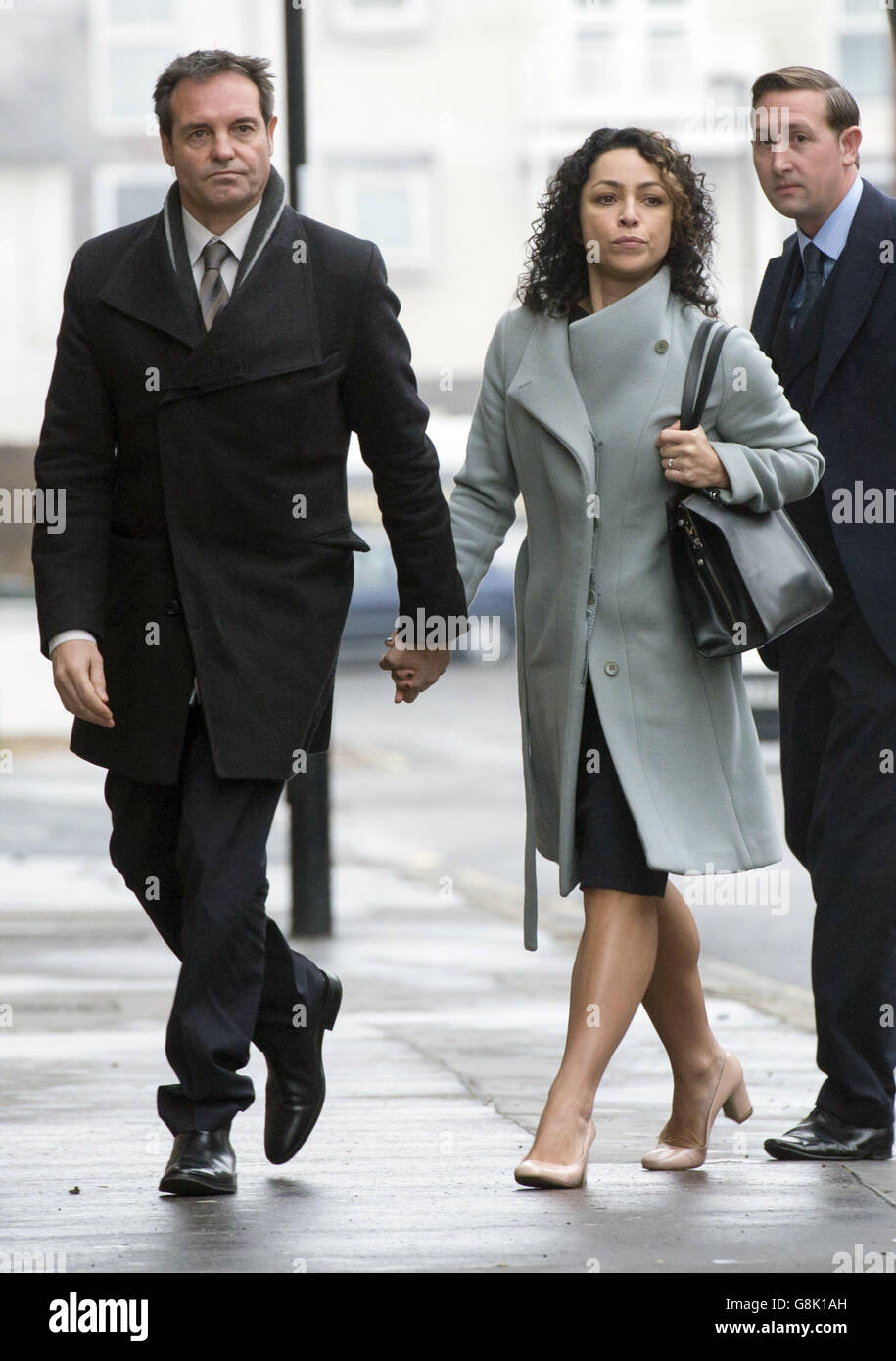 EVA Carneiro arriva al Croydon Employment Tribunal per una prima audizione preliminare con suo marito Jason De Carteret (sinistra), in quanto sostiene un licenziamento costruttivo contro Chelsea e ha anche un caso separato ma collegato contro l'ex manager Jose Mourinho per presunta vittimizzazione e discriminazione. Foto Stock