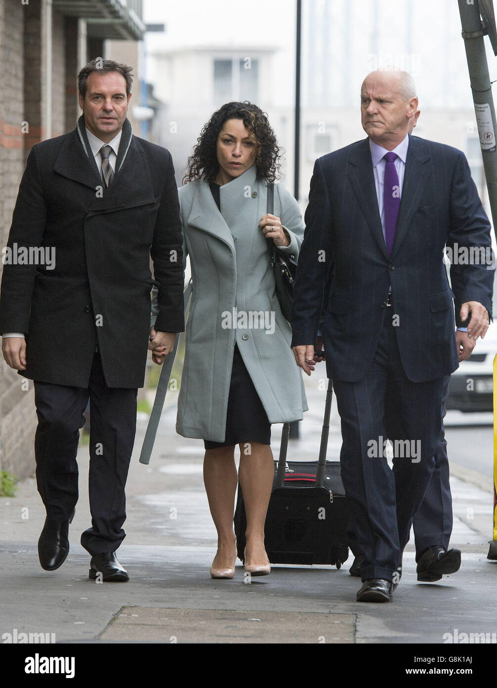 EVA Carneiro arriva al Croydon Employment Tribunal per una prima audizione preliminare con suo marito Jason De Carteret (sinistra), in quanto sostiene un licenziamento costruttivo contro Chelsea e ha anche un caso separato ma collegato contro l'ex manager Jose Mourinho per presunta vittimizzazione e discriminazione. Foto Stock
