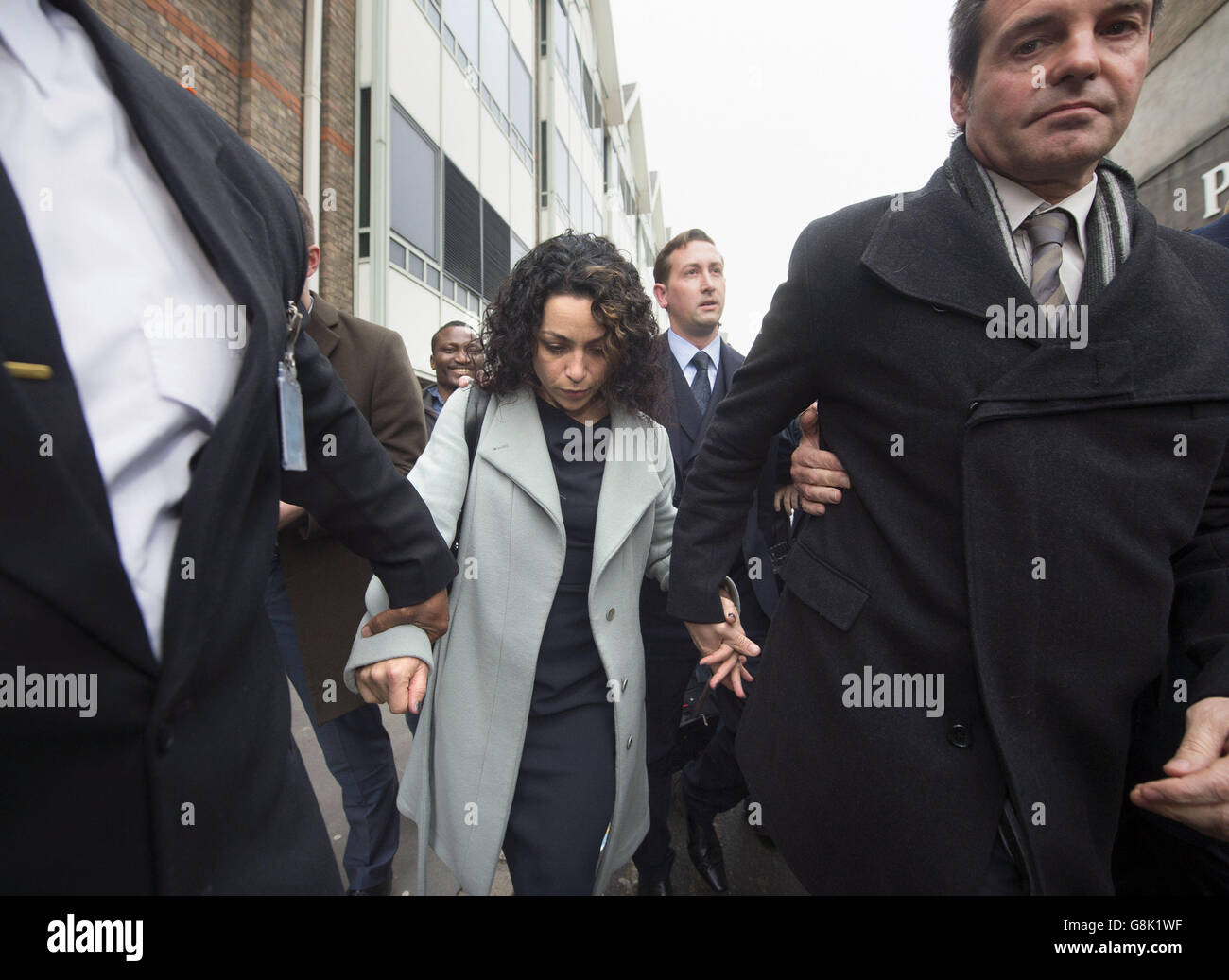 EVA Carneiro lascia il London South Employment Tribunal a Croydon con suo marito Jason De Carteret (a destra) dopo tre ore di audizione per il suo costruttivo caso di licenziamento contro il Premier League club Chelsea FC. Foto Stock