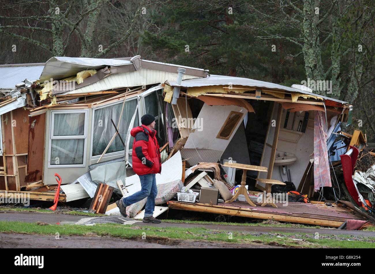 Il clear up continua dopo che le inondazioni hanno colpito il Ballater Caravan Park la scorsa settimana. Foto Stock