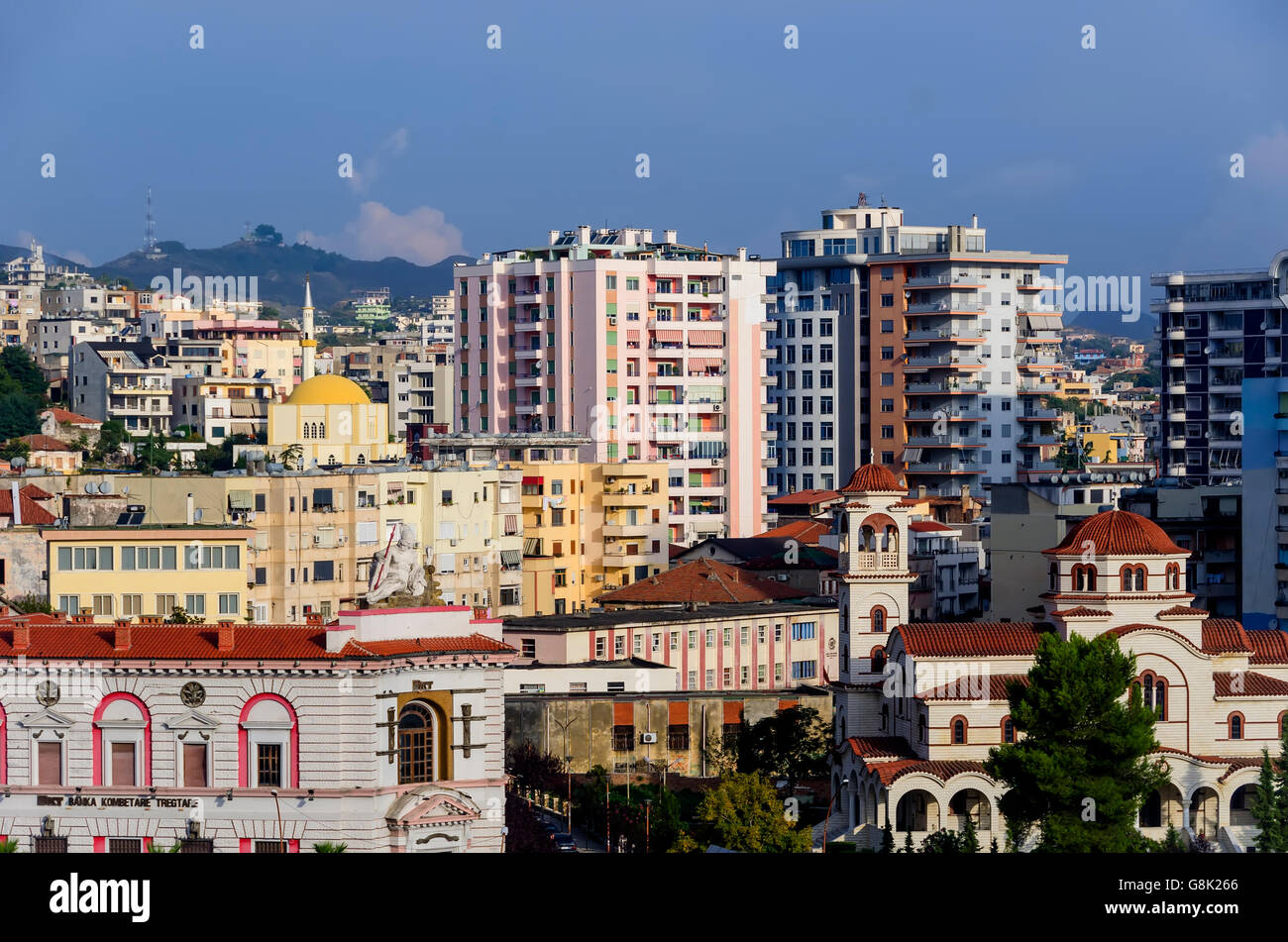 Durres Albania skyline visualizza il vecchio e moderni edifici e architettura. Foto Stock