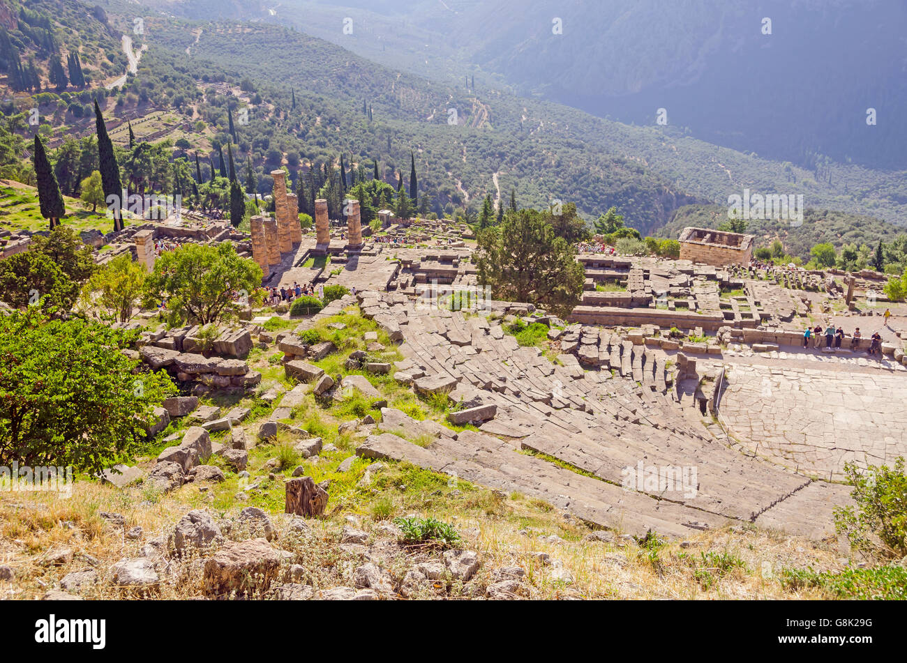 Teatro Delphi sopra con il tempio di Apollo a sinistra al sito archeologico di Delfi Grecia Foto Stock