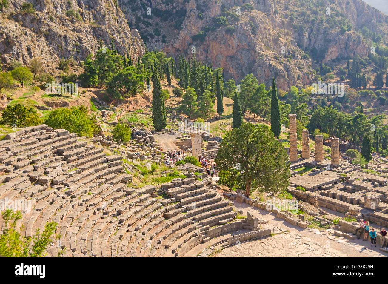 Teatro Delphi con il tempio di Apollo a destra al sito archeologico di Delfi Grecia Foto Stock