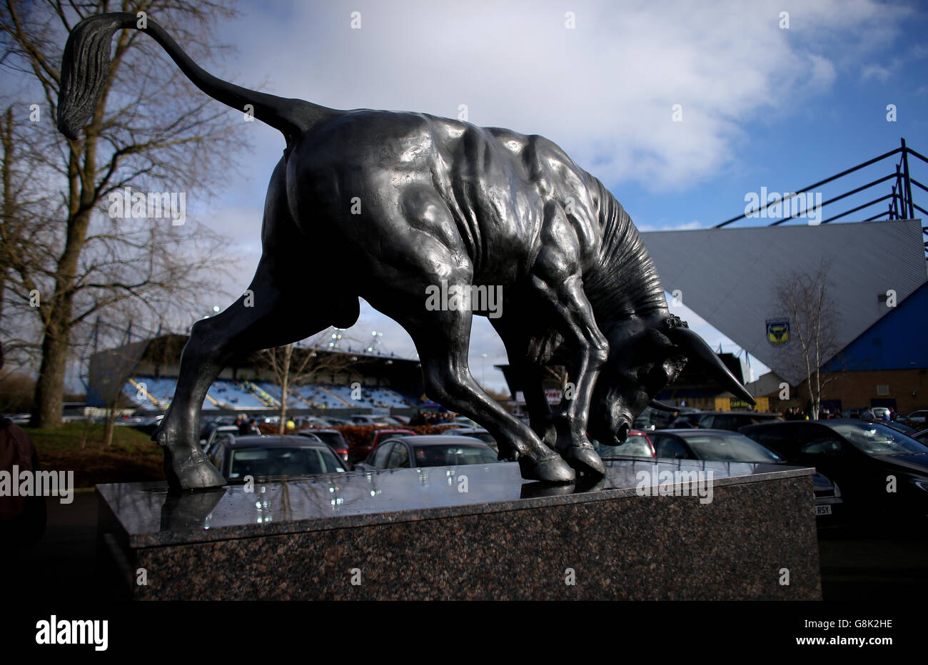 La statua di Oxford Bull all'esterno del Kassam Stadium prima della Emirates fa Cup, terza partita al Kassam Stadium di Oxford. Foto Stock