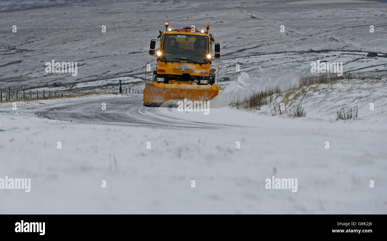 Un aratro che bonifica la neve nel Northumberland sulla strada tra Allendale e Nenthead. Foto Stock
