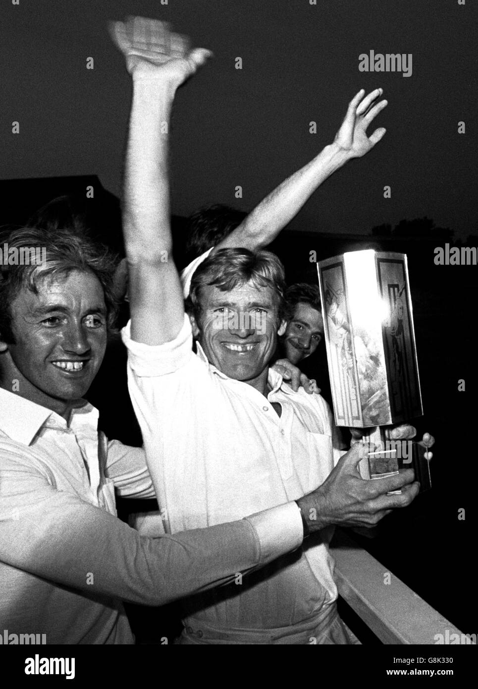 I giubilanti giocatori del Derbyshire si uniscono al capitano Barry Wood (ARM Raised) per mostrare il trofeo Natwest Bank ai loro sostenitori al Lord's Cricket Ground. Foto Stock