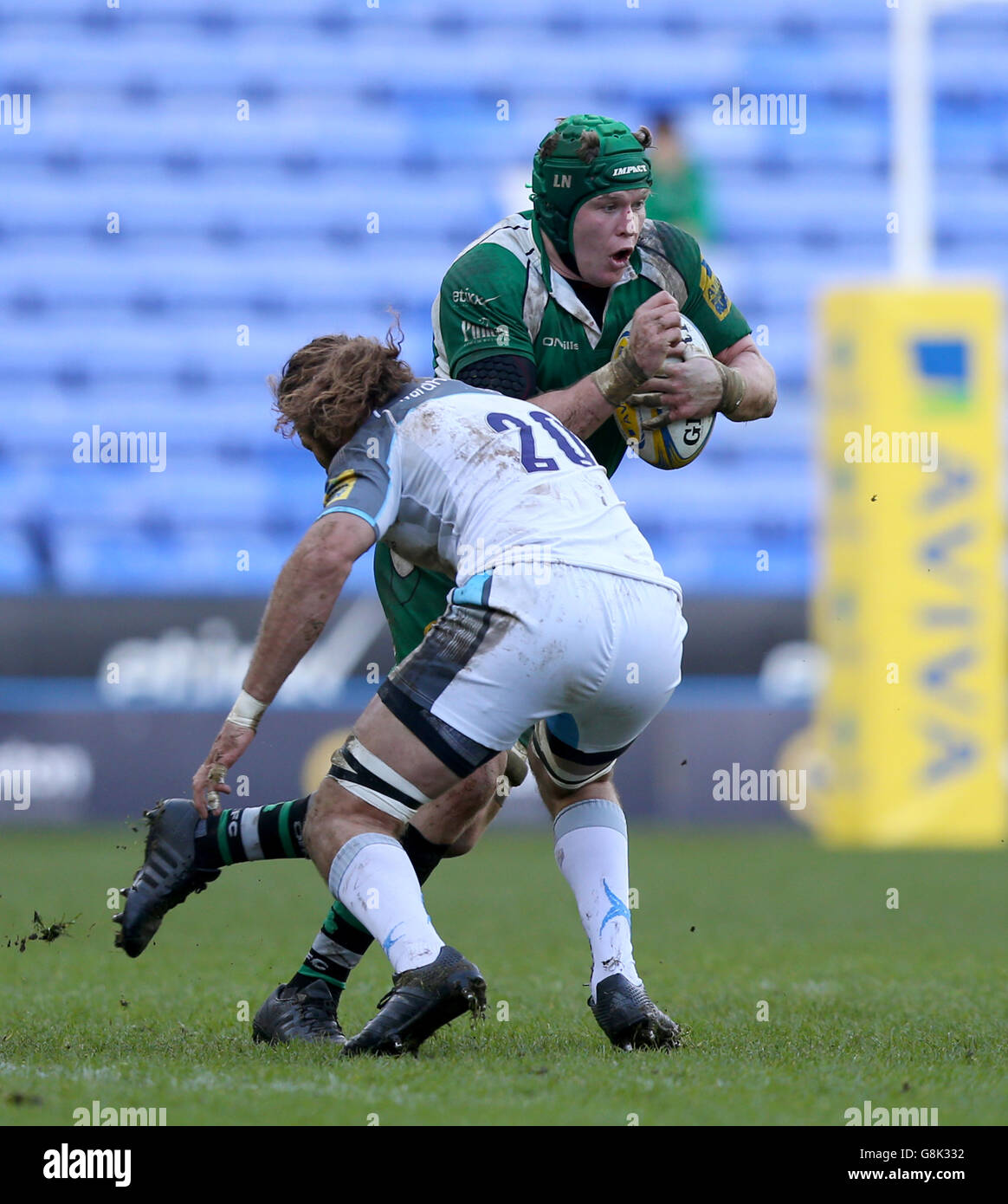 Luke Narraway (a destra), irlandese di Londra, viene affrontato da Todd Clever di Newcastle Falcons durante la partita Aviva Premiership allo stadio Madejski di Reading. Foto Stock