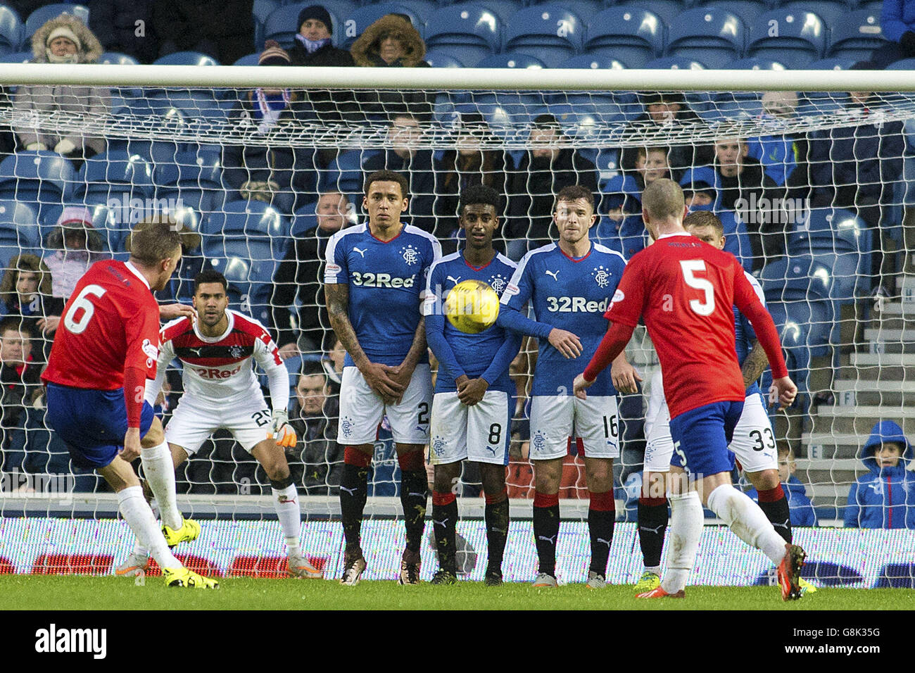 Rangers FC via Press Association Images Cowdenbeath's Dean Brett (no6) segna durante il William Hill Scottish Cup Tie all'Ibrox Stadium, Glasgow. Foto Stock