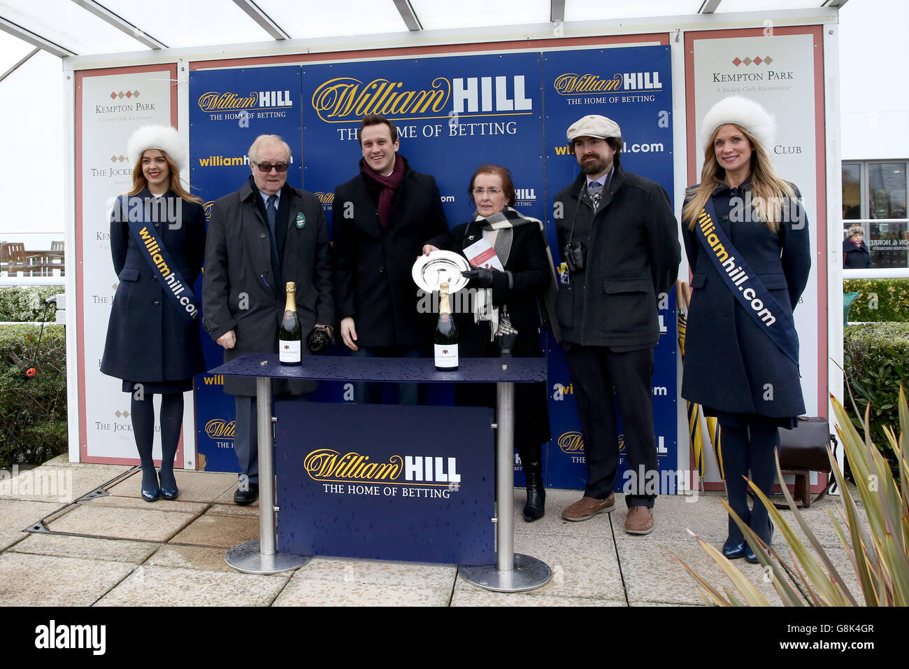 Vincendo i collegamenti di Yala Enki durante la cerimonia di presentazione dopo Vittoria nella gara di ostacoli di William Hill Lanzarote Foto Stock