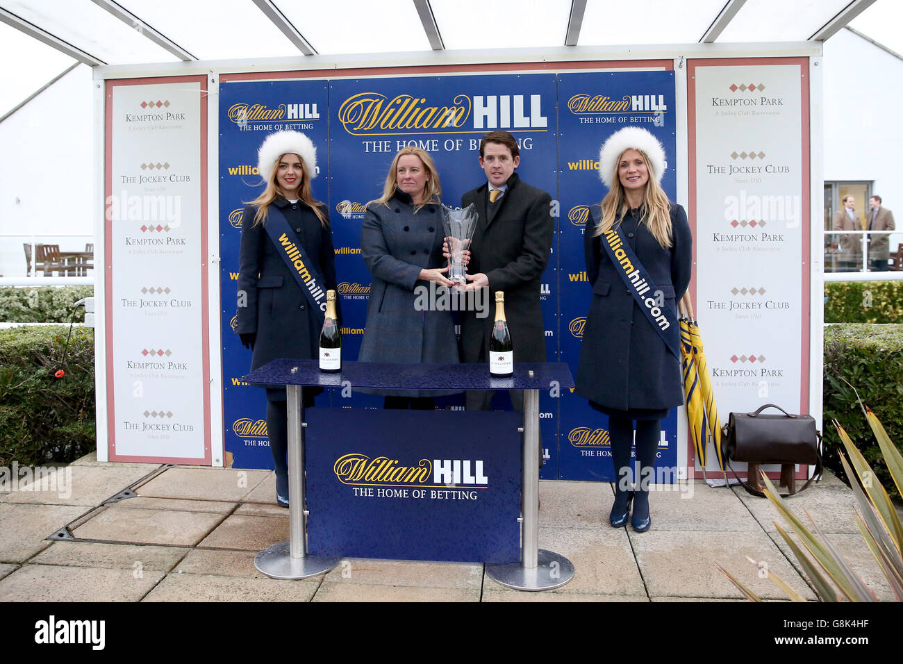Vincendo i collegamenti di Kruzhlinin durante la cerimonia di presentazione dopo la vittoria In William Hill - Bet on the Move handicap Inseguimento Foto Stock