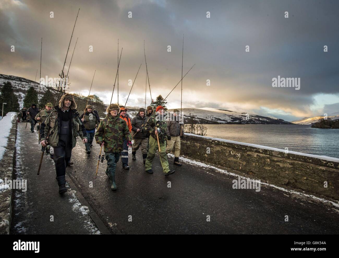 I pescatori camminano verso il fiume Tay a Kenmore, Scozia, il giorno di apertura della stagione di pesca del salmone. Foto Stock