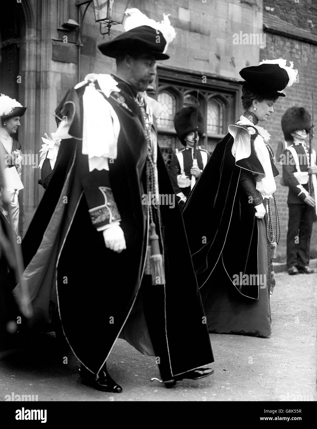Re Giorgio V e la regina Maria vestiti di abiti durante la cerimonia del Garter a Windsor. Foto Stock