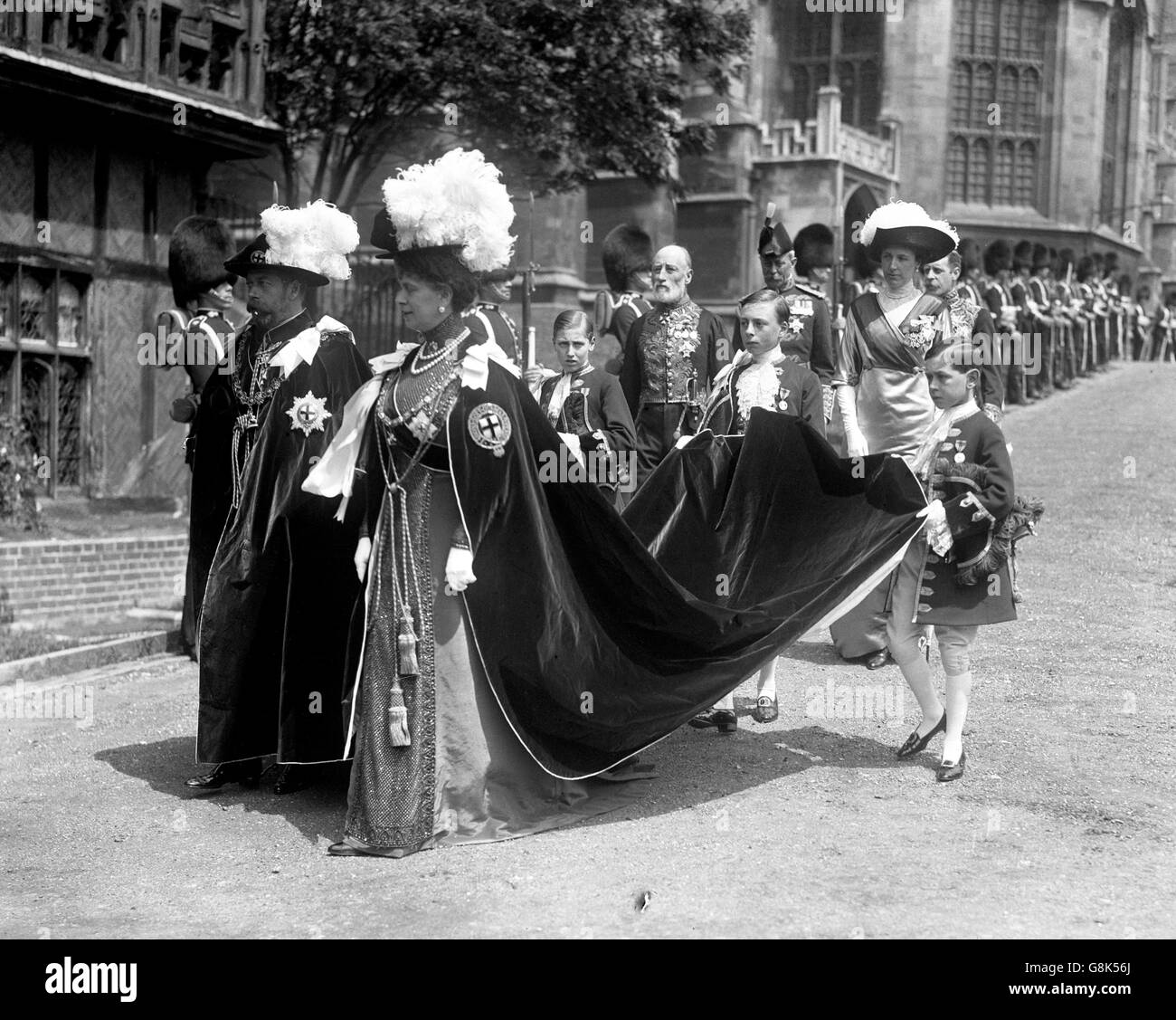 Re Giorgio V e la regina Maria vestirono in abiti a una cerimonia Garter a Windsor. Foto Stock