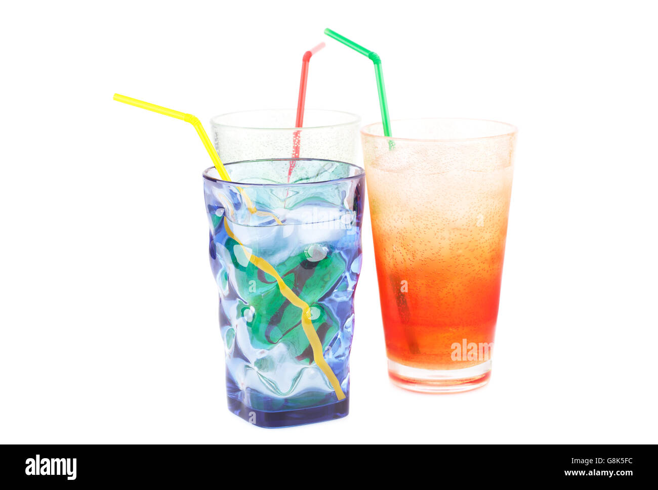 Bicchieri in plastica con acqua e cubetti di ghiaccio e paglia isolati su sfondo bianco. Foto Stock