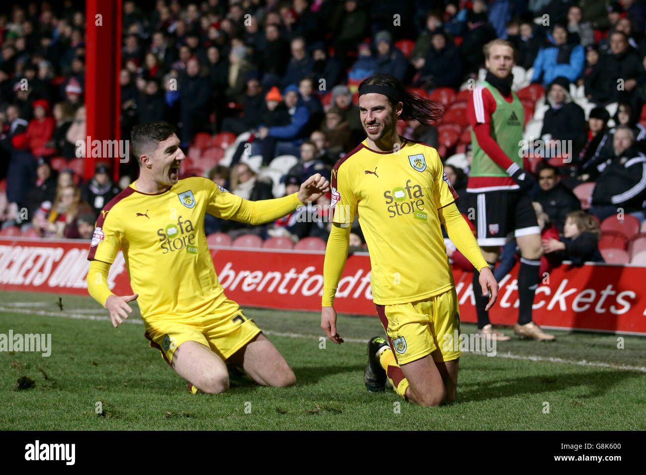 Brentford / Burnley - Campionato Sky Bet - Griffin Park. George Boyd (a destra) di Burnley celebra il suo terzo obiettivo con Stephen Ward, compagno di squadra Foto Stock