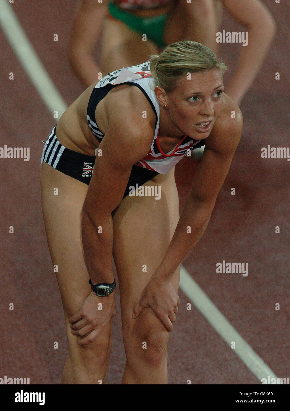 Atletica - Campionati mondiali di atletica IAAF - Helsinki 2005 - Stadio Olimpico. Lee McConnell della Gran Bretagna guarda il replay tv dopo aver finito la sua semifinale 400m Foto Stock