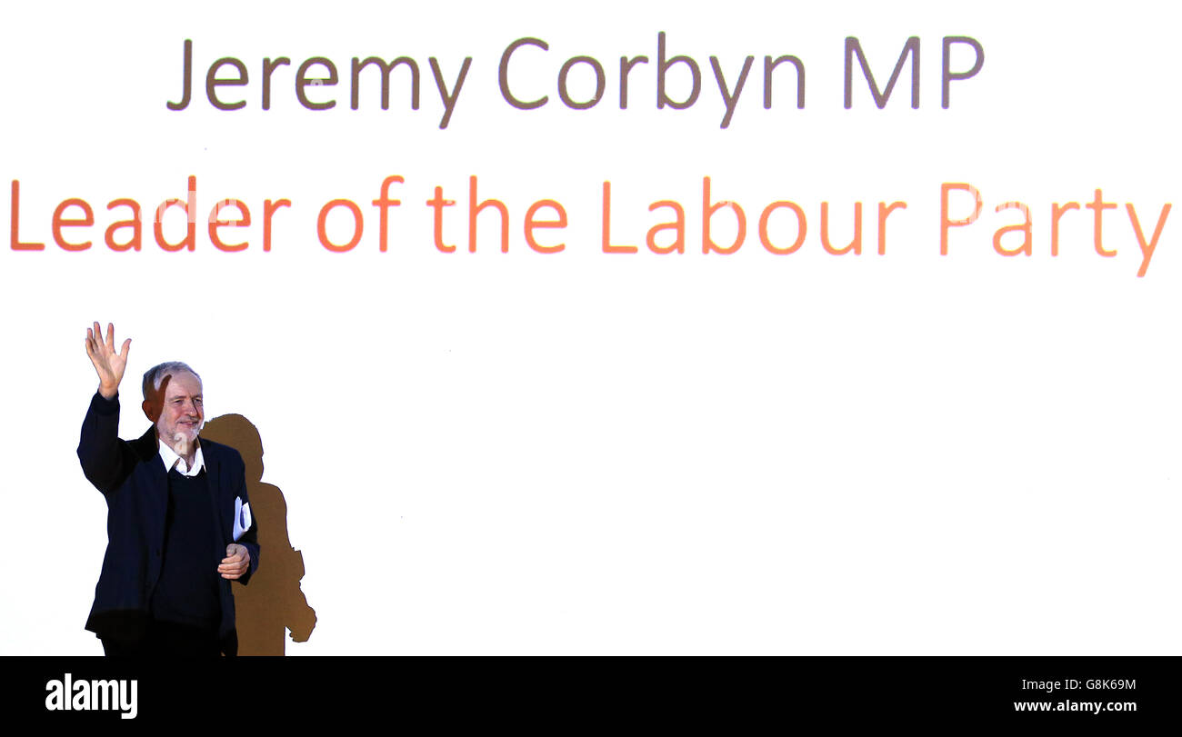 Il leader del lavoro Jeremy Corbyn si reca dal palco dopo il suo discorso alla conferenza annuale della Fabian Society presso l'Institute of Education nel centro di Londra. Foto Stock