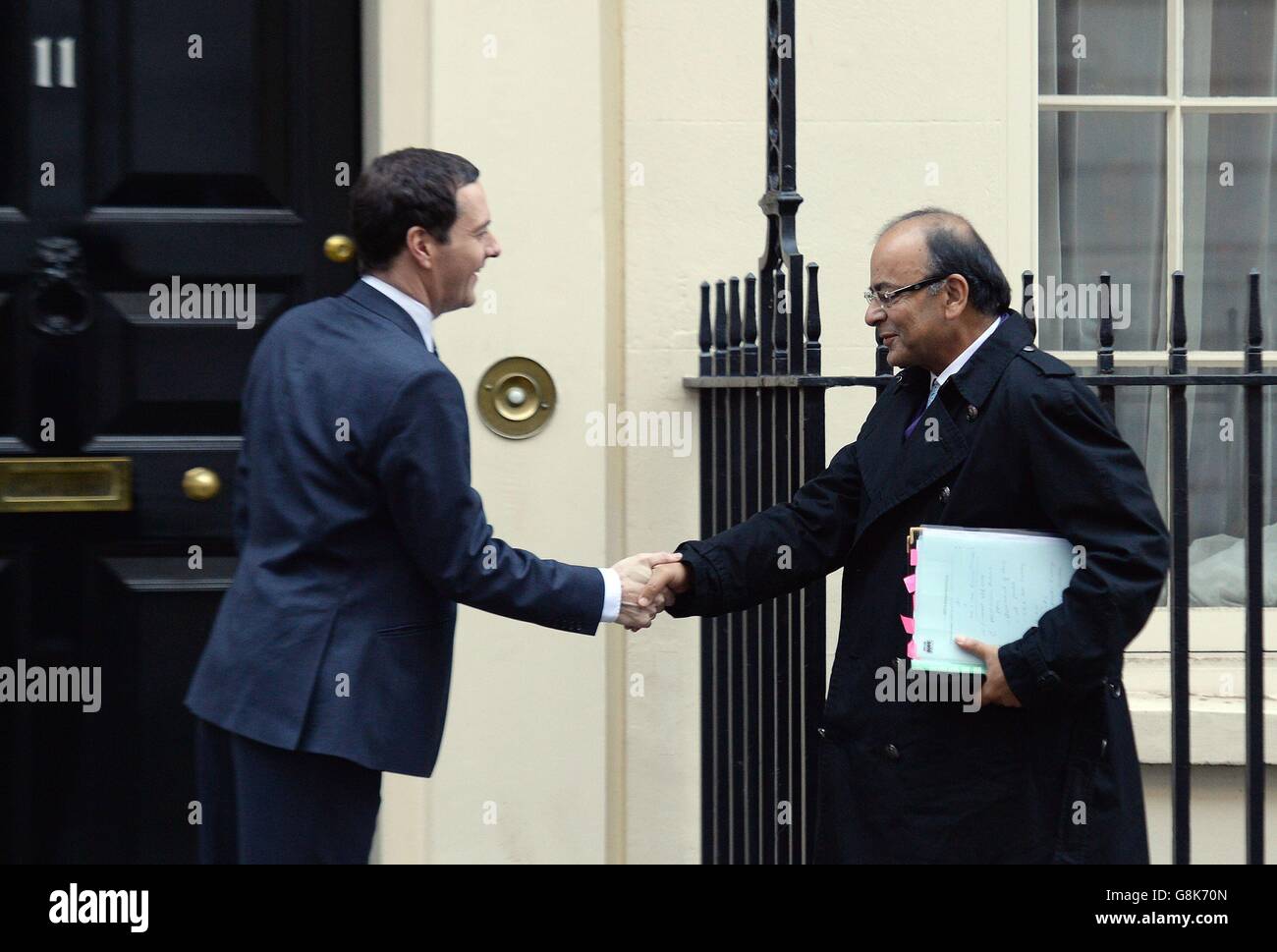Il Cancelliere George Osborne accoglie con favore il Ministro delle finanze indiano, Arun Jaitley, a Downing Street, Londra, per l'ottavo dialogo economico e finanziario tra Regno Unito e India. Foto Stock