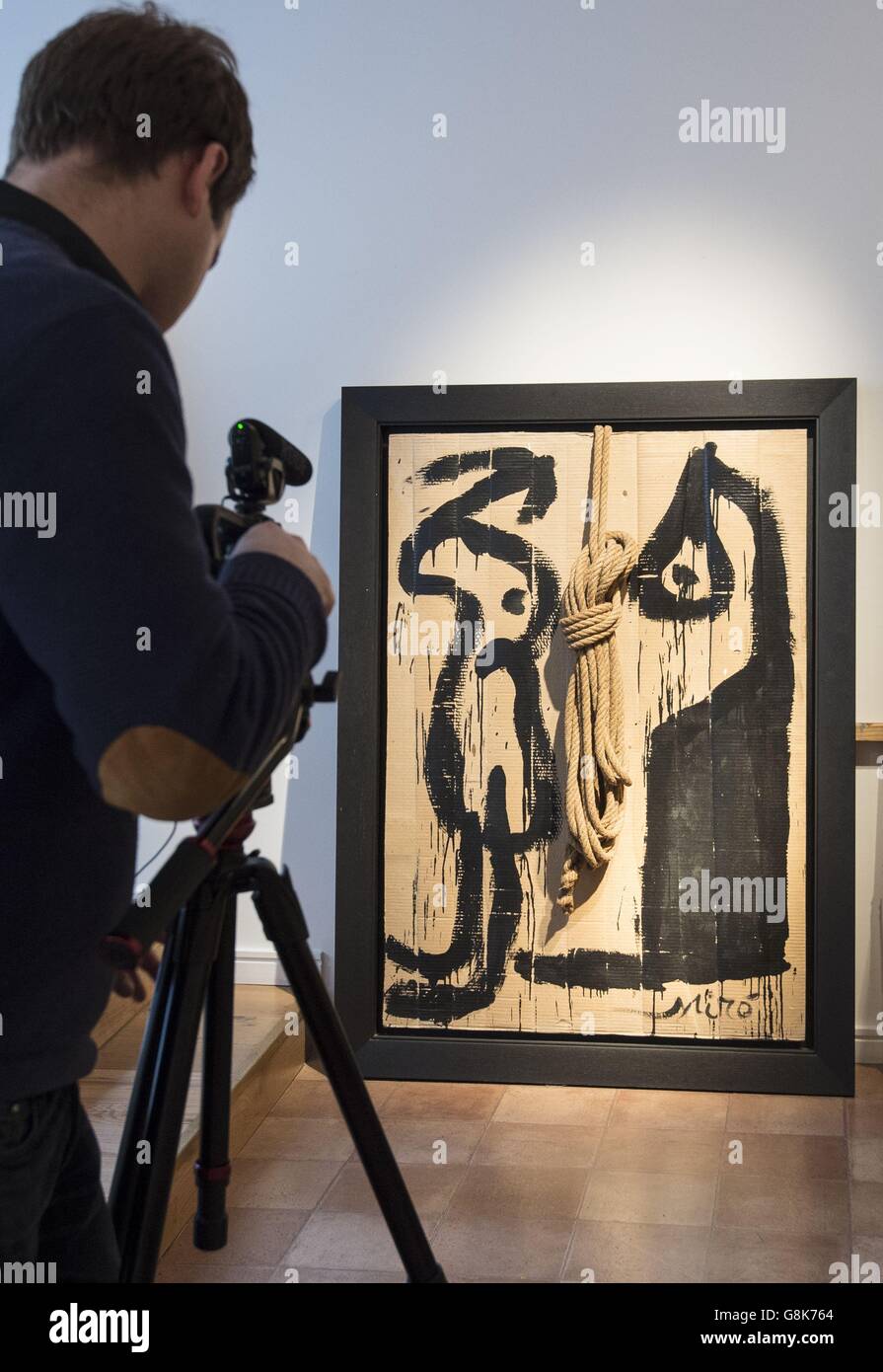 Un membro dei media registra un dipinto di Miro alla galleria d'arte Mayoral di Londra, dove viene esposta una ricreazione dello studio del pittore spagnolo Joan Miro, fondato 60 anni fa a Maiorca. Foto Stock