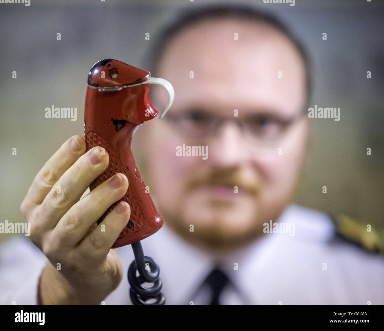 Weapons Engineer Woods detiene il ruolo di Weapons Engineer Officers Tactical Trigger, Questo sarebbe utilizzato nella fase finale di un lancio di missili nucleari, a bordo del sottomarino di classe Vanguard HMS Vigilant, uno dei quattro sottomarini che trasportano testate nucleari del Regno Unito, presso la base navale di HM Clyde, nota anche come Faslane, prima di una visita del segretario alla difesa Michael Fallon. Foto Stock