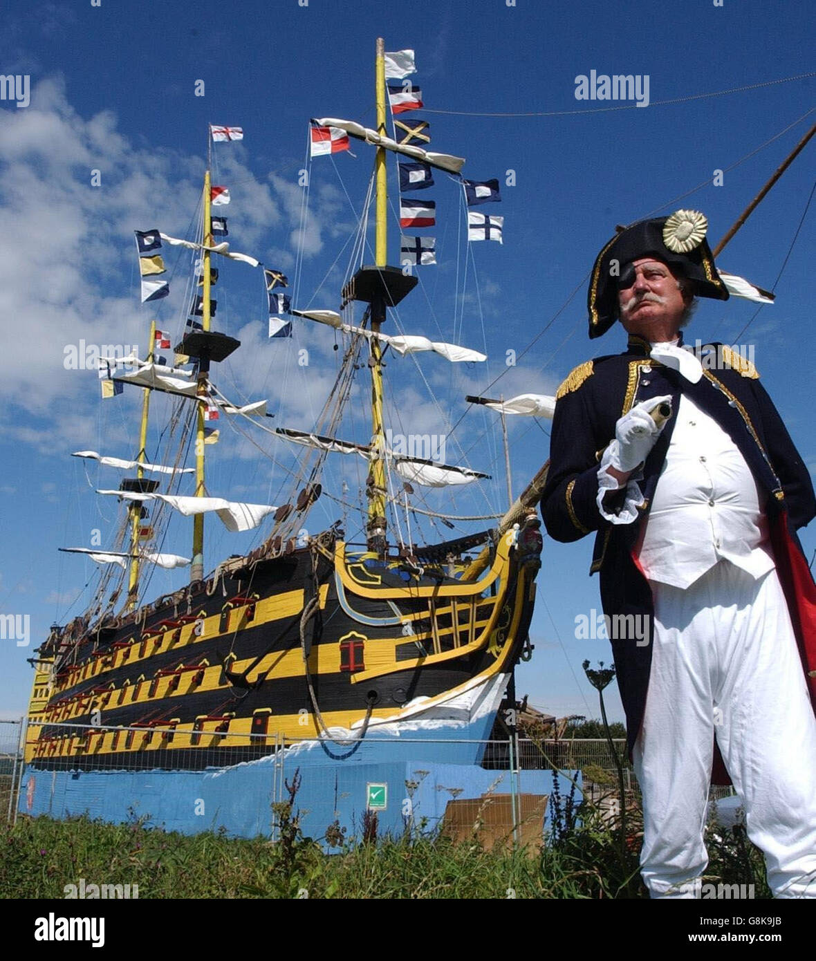Lord Nelson (Barrie Saturley) si trova di fronte alla vittoria di HMS. Il modello di nave a mezza scala dovrebbe essere bruciato come parte delle celebrazioni Trafalgar. Foto Stock