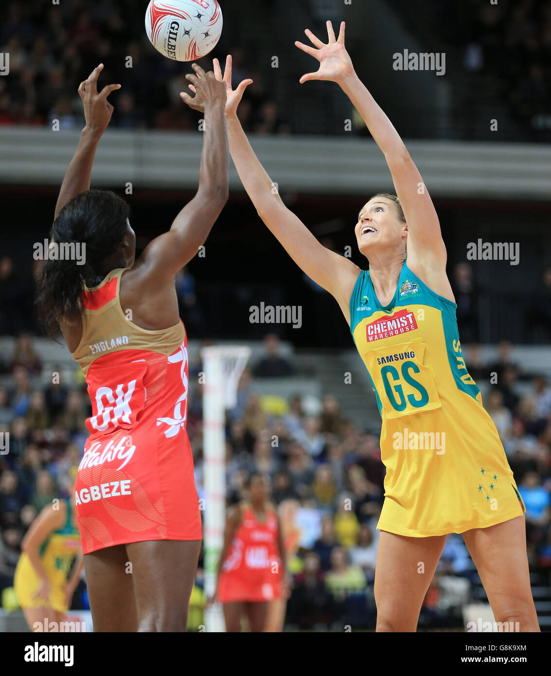 L'inglese ama Agbeze (a sinistra) e il australiano Caitlin Thwaites durante la terza serie internazionale match al Copper Box, Londra. Foto Stock