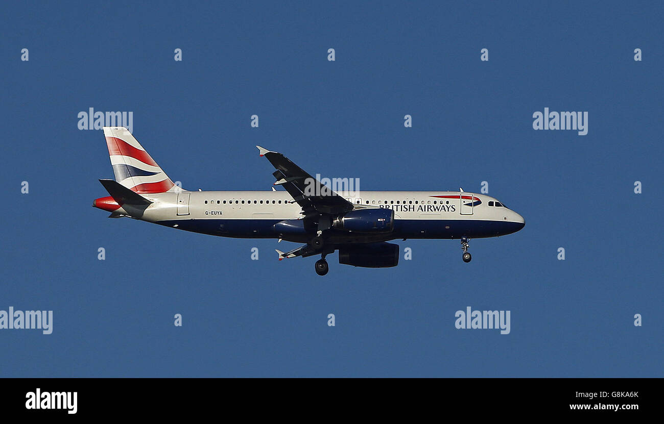 Plane Stock - Aeroporto di Heathrow. Un aereo British Airways Airbus A320-232 con la registrazione G-EUYA atterra a Heathrow Foto Stock