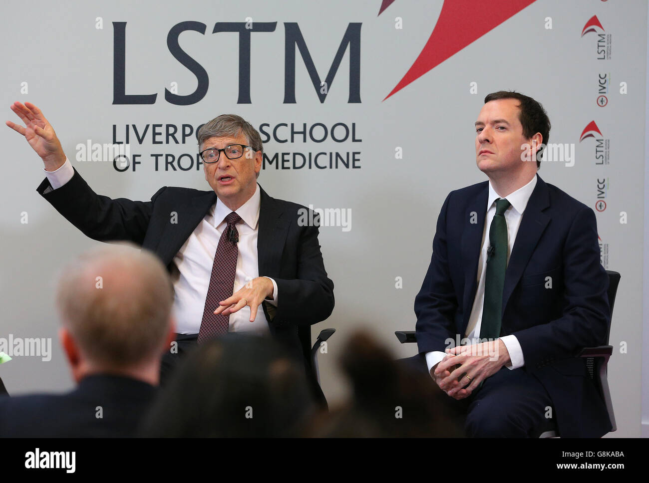 Cancelliere dello scacchiere George Osborne (destra) e co-fondatore di Microsoft Bill Gates durante una visita alla Liverpool School of Tropical Medicine di Liverpool, mentre uniscono le forze per combattere la malaria. Foto Stock