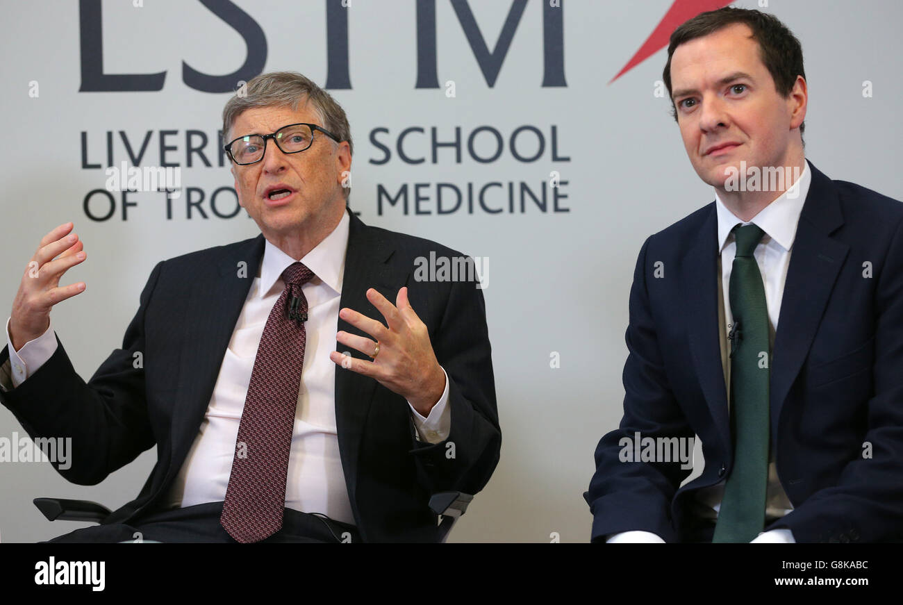 Cancelliere dello scacchiere George Osborne (destra) e co-fondatore di Microsoft Bill Gates durante una visita alla Liverpool School of Tropical Medicine di Liverpool, mentre uniscono le forze per combattere la malaria. Foto Stock