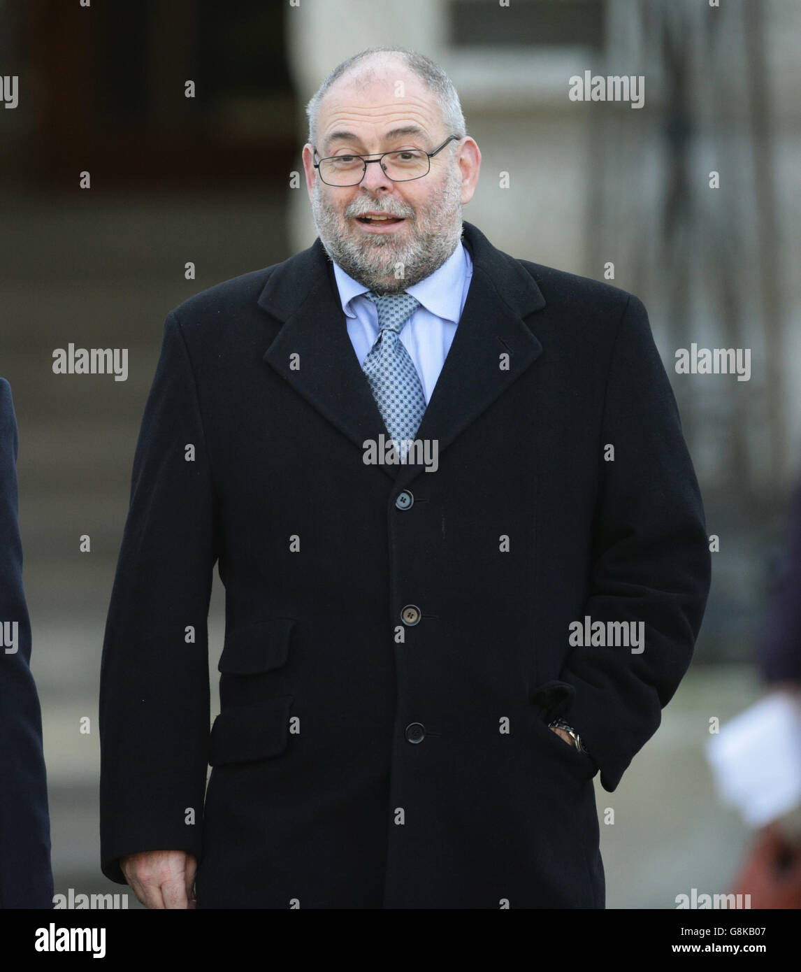 Glenn Douglas, amministratore delegato di Maidstone e Tunbridge Wells NHS Trust, lasciando la corte interna della corona di Londra, mentre il processo di macellazione della fiducia NHS e di un medico è crollato in tribunale, con il giudice MR Justice Coulson che ordinano che entrambi non siano giudicati colpevoli. Foto Stock