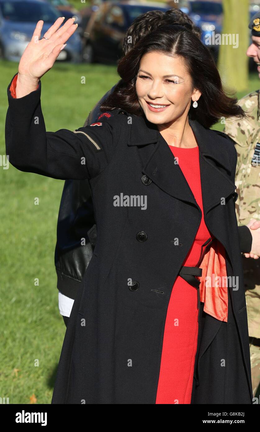 Catherine Zeta Jones partecipa a una speciale proiezione in anteprima del nuovo film dell'Esercito di papà alla base militare di Chicksands nel Bedfordshire, prima dell'uscita del film il 5 febbraio. Foto Stock