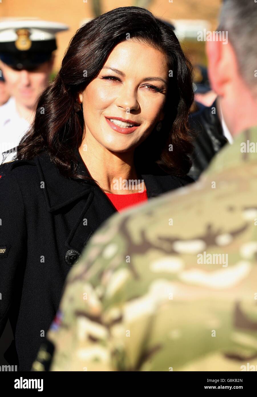 Catherine Zeta Jones partecipa a una speciale proiezione in anteprima del nuovo film dell'Esercito di papà alla base militare di Chicksands nel Bedfordshire, prima dell'uscita del film il 5 febbraio. Foto Stock
