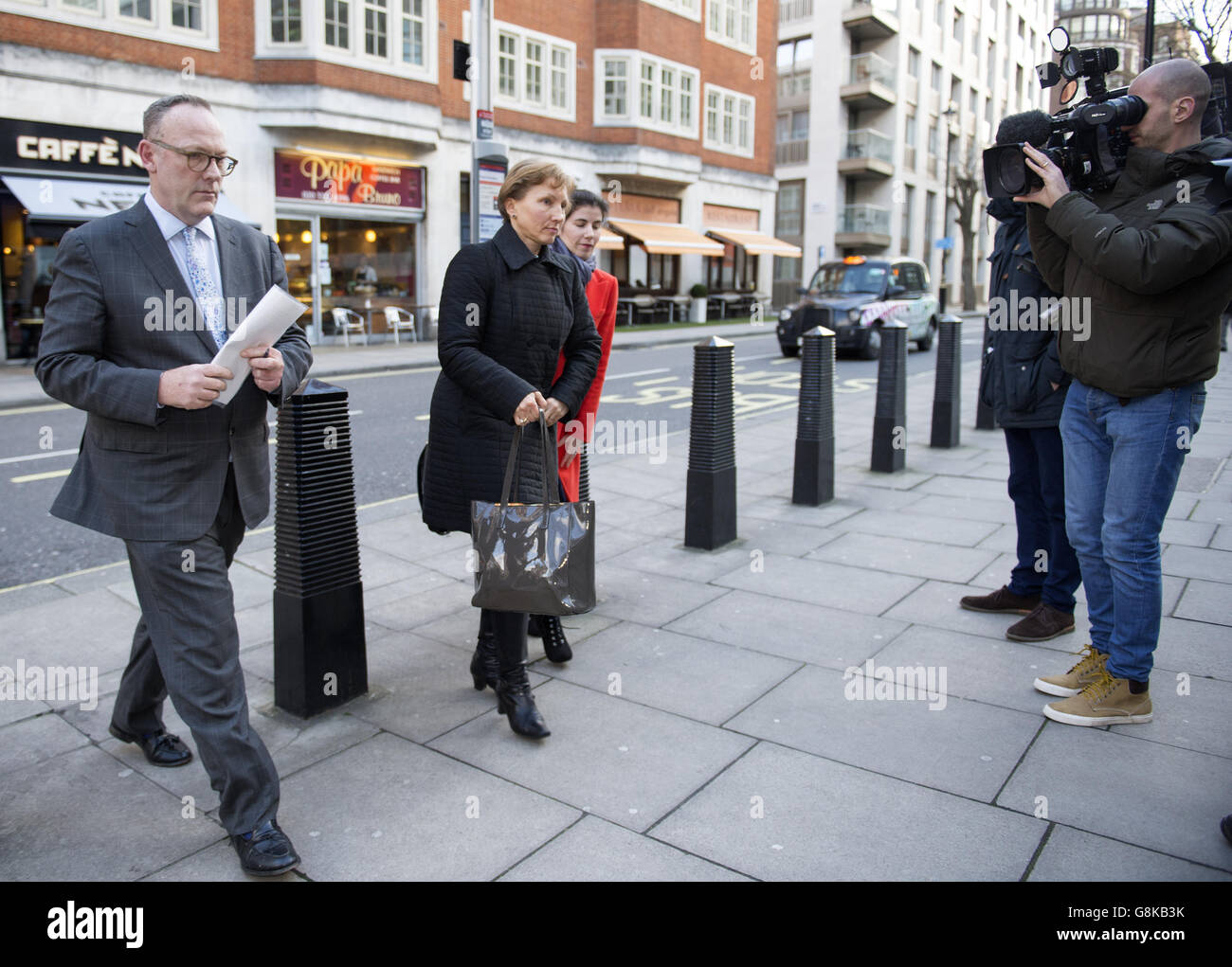 Marina Litvinenko (centro) moglie dell'ex spia russa Alexander Litvinenko, arriva all'ufficio di casa a Londra per un incontro con il Segretario dell'interno Theresa May. Foto Stock