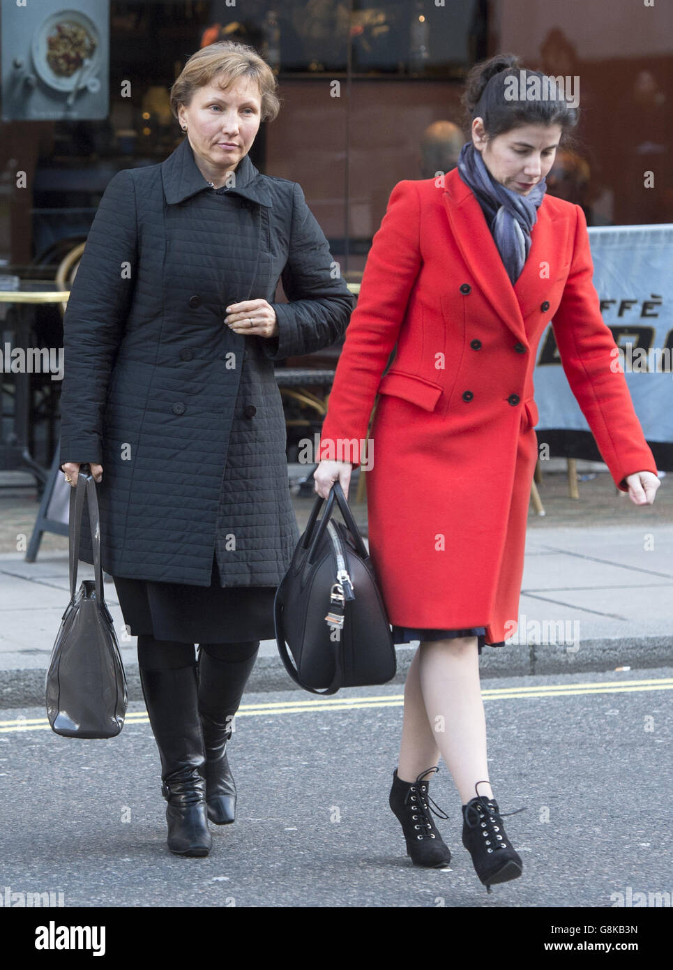 Marina Litvinenko (a sinistra) la moglie dell'ex spia russa Alexander Litvinenko, arriva all'ufficio di casa a Londra per un incontro con il Segretario dell'interno Theresa May. Foto Stock