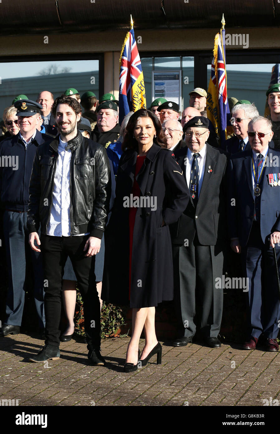 Catherine Zeta Jones e Blake Harrison partecipano a una speciale proiezione in anteprima del nuovo film dell'esercito del papà alla base militare di Chicksands nel Bedfordshire, prima dell'uscita del film il 5 febbraio. Foto Stock